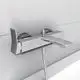 Chromfarbener Badearmatur von Ideal Standard mit zwei Drehreglern und einem flachen Auslauf, montiert an einer hellen Wand.